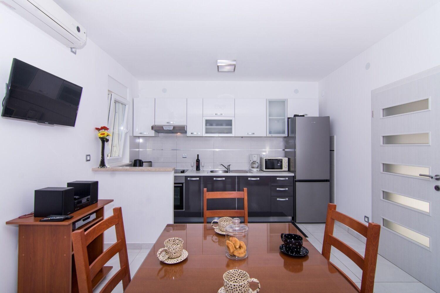 Apartments Ivica - Garden Terrace สลาทิเน ภายนอก รูปภาพ