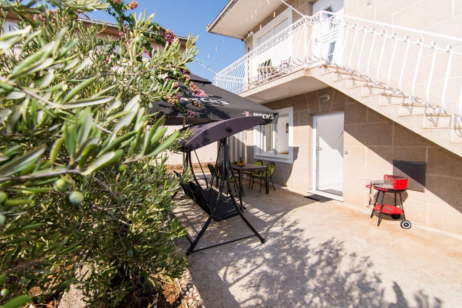 Apartments Ivica - Garden Terrace สลาทิเน ภายนอก รูปภาพ