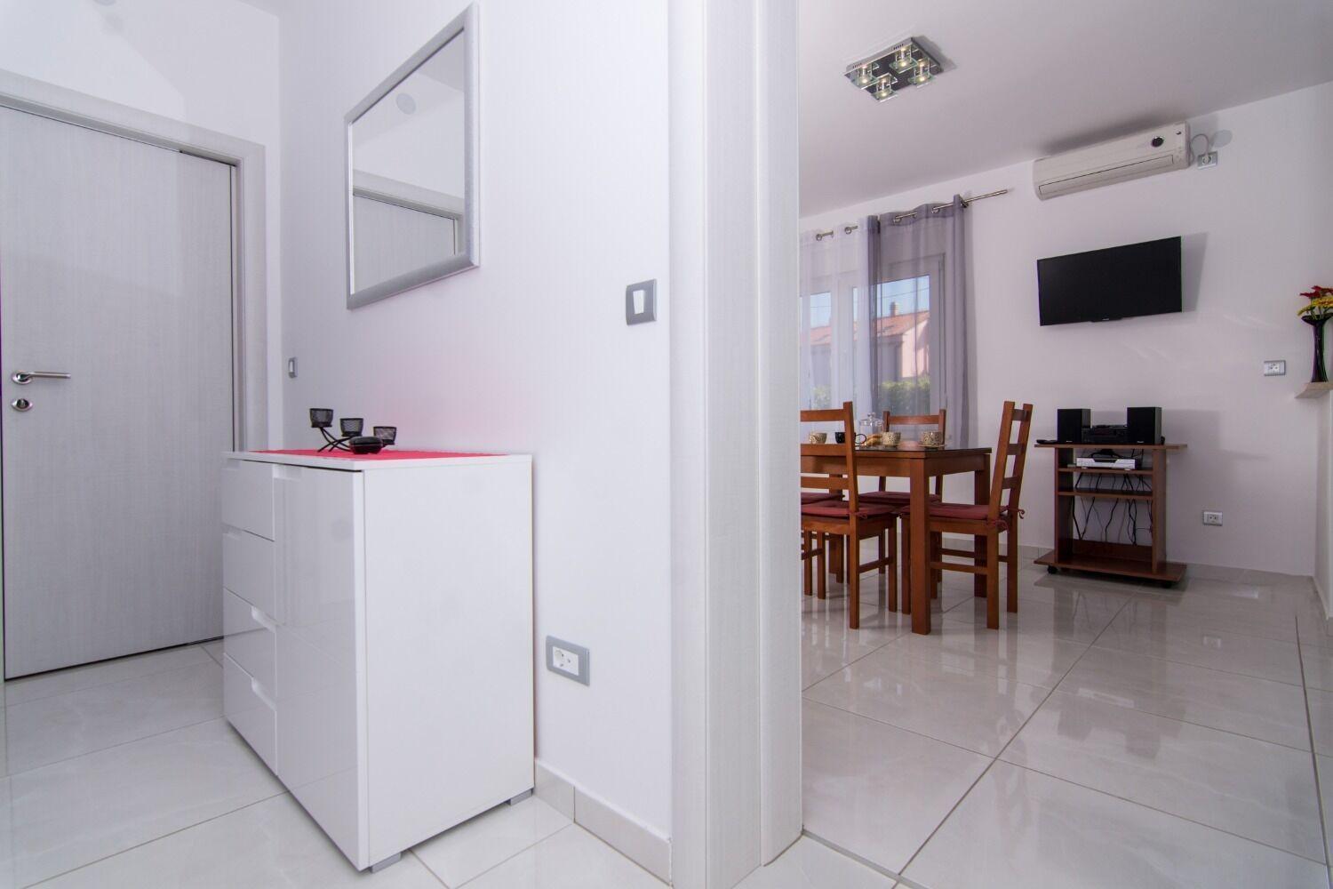 Apartments Ivica - Garden Terrace สลาทิเน ภายนอก รูปภาพ